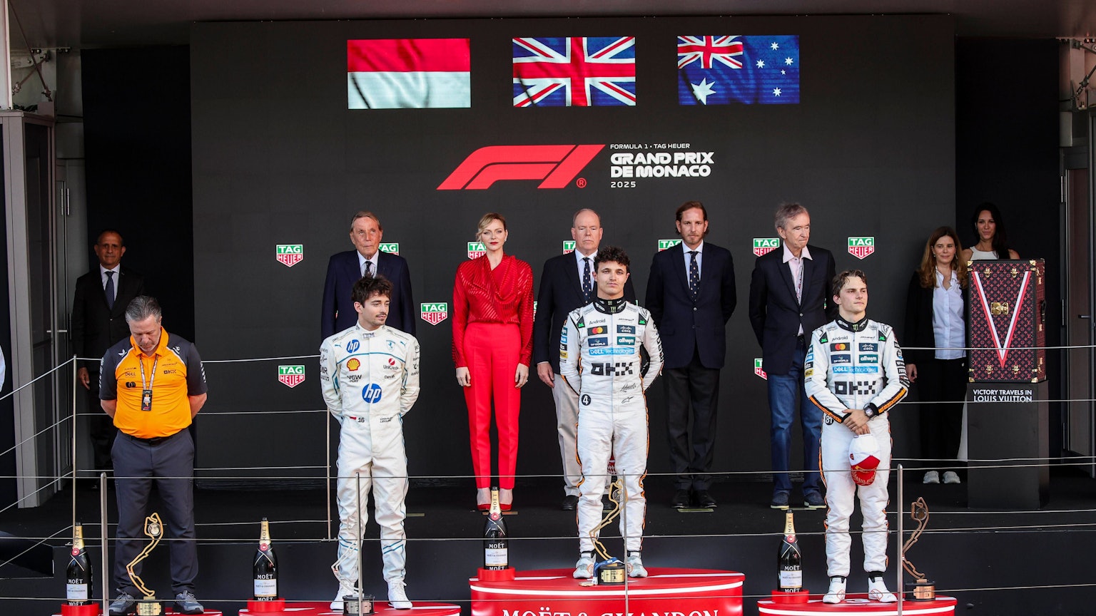 Lando Norris (M), Charles Leclerc (L) und Oscar Piastri (R) feiern gemeinsam auf dem Podium des Monaco-Grand-Prix.
