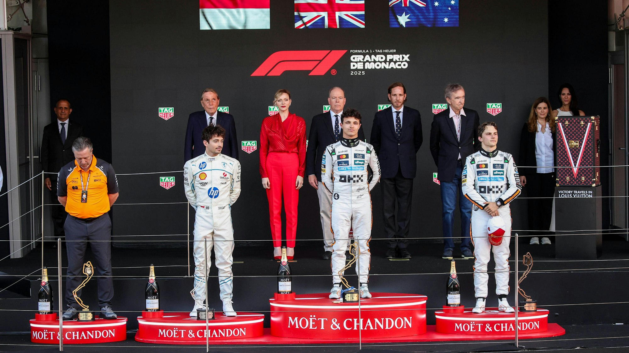 Lando Norris (M), Charles Leclerc (L) und Oscar Piastri (R) feiern gemeinsam auf dem Podium des Monaco-Grand-Prix.