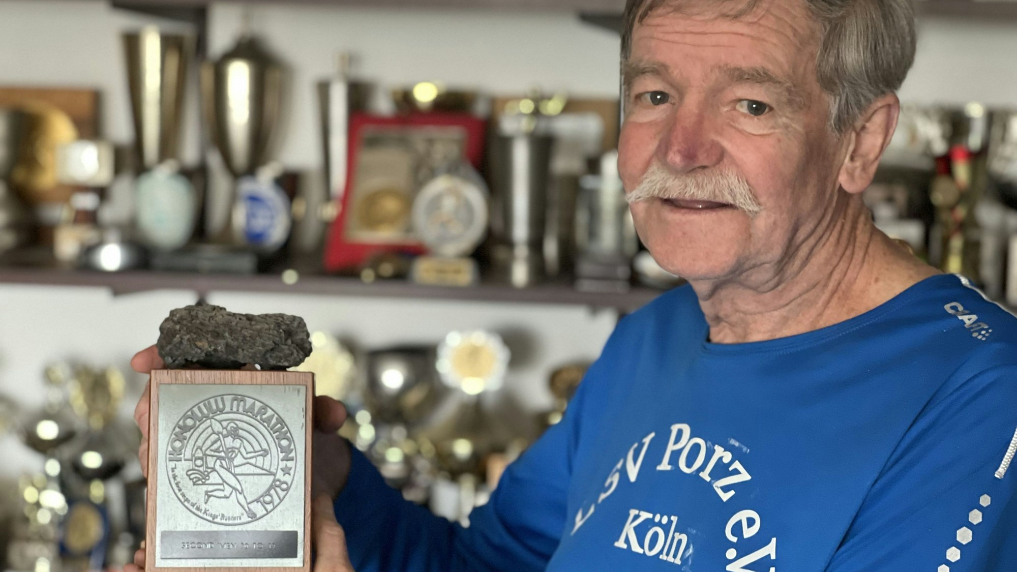 Die Trophäe aus Hawaii, die Helmut Urbach nach Disqualifikation, zurückschicken sollte. Der Läufer aus Porz hatte beim Marathon in Honolulu den Sponsor auf der Startnummer weggeknickt, weil die Größe ihn gestört hatte.