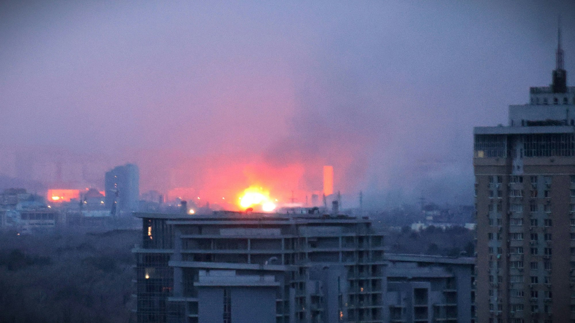 Explosionen sind während eines russischen Angriffs in der ukrainischen Hauptstadt Kyjiw zu sehen. (Archivbild)