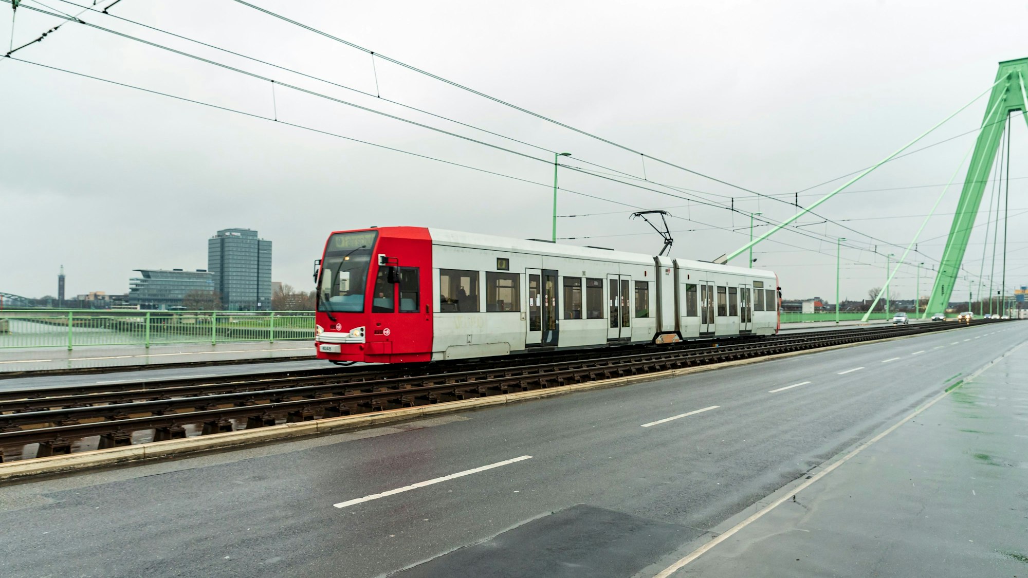 07.01.2021, Köln:
Ein Einzelzug der KVB Straßenbahn Linie 3 fährt über die Severinsbrücke. Stadtein- und Stadtauswärts verkehren momentan keine Doppelzüge der Straßenbahnlinie 3.
Im Winter und mit Corona entsteht dadurch ein besonders kuscheliges Fahrerlebnis.
Donnerstag 07. Januar 2021
Aufgenommen am: 07.01.2021
Foto: Alexander Roll (Staff)