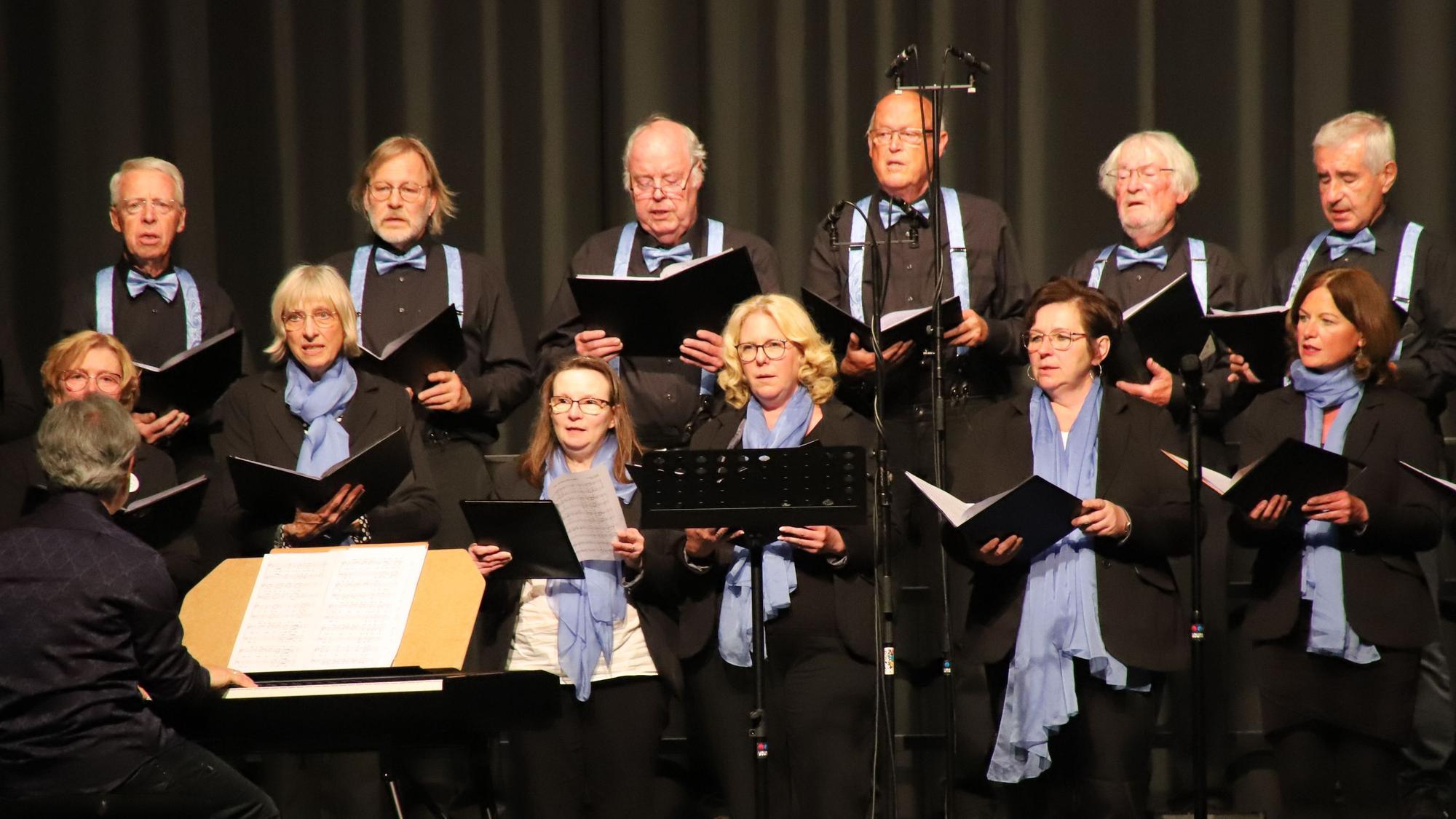 Unter anderem „Über sieben Brücken“ sang der Chor „Vocal Mix Oberhauer Klänge“.