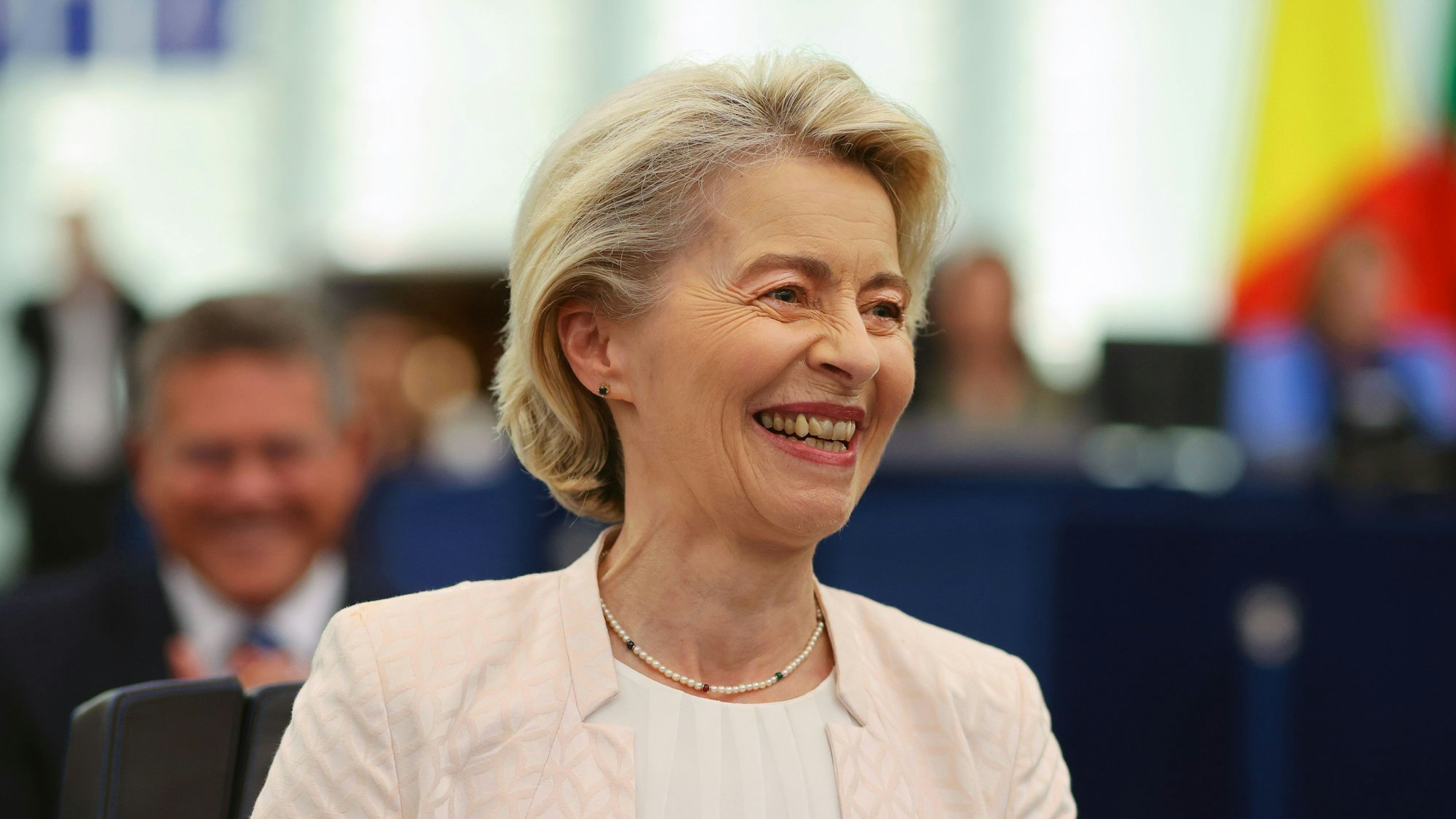 ARCHIV - 18.07.2024, Frankreich, Straßburg: Ursula von der Leyen (CDU), amtierende Präsidentin der Europäischen Kommission, reagiert nach ihrer Wahl im Plenarsaal des Europäischen Parlaments. In Aachen wird an Himmelfahrt der Internationale Karlspreis 2025 an EU-Kommissionspräsidentin Ursula von der Leyen verliehen. (zu dpa: «75 Jahre Karlspreis - Auszeichnung für Ursula von der Leyen») Foto: Philipp von Ditfurth/dpa +++ dpa-Bildfunk +++