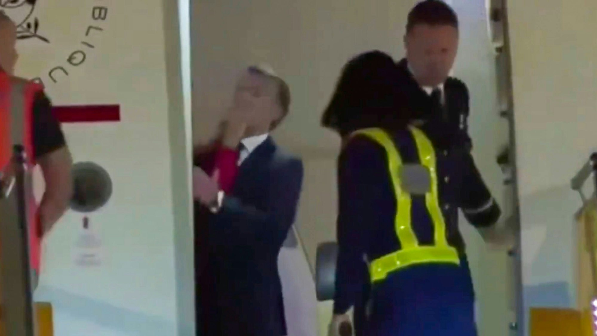 Ungewöhnlicher Moment im Präsidentenjet: Brigitte Macron stößt ihrem Mann scheinbar ins Gesicht.