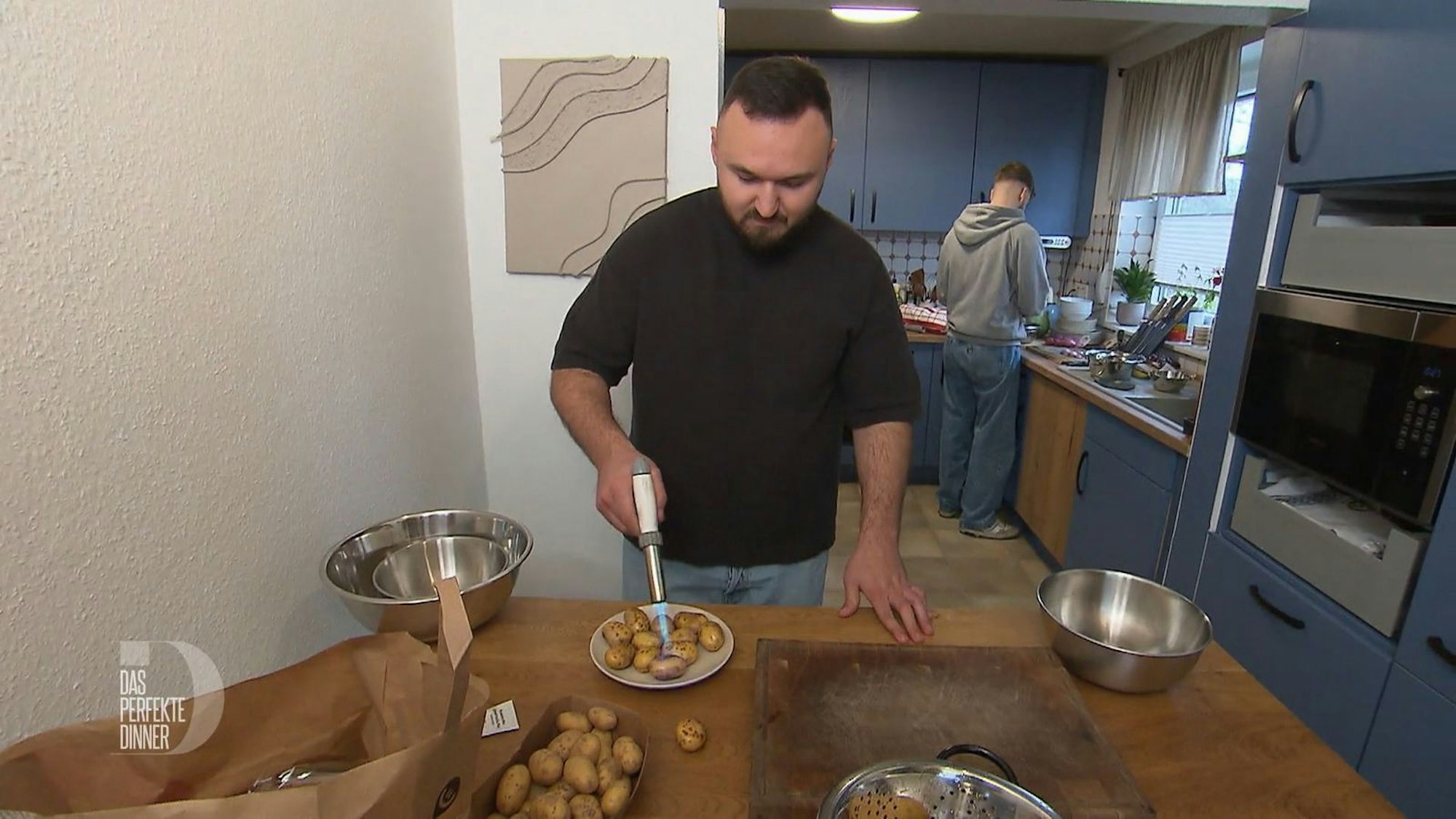 Kartoffeln kochen? Aber nein! Grillmeister Paul flambiert!
(Bild: RTL)