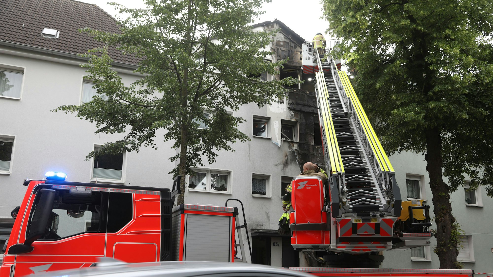27.05.2025, Köln: In der Nacht zu Dienstag (27. Mai) ist ein Feuer in Köln-Raderberg ausgebrochen. Die Feuerwehr wurde gegen 2 Uhr über die Polizei alarmiert. Nach ersten Erkenntnissen brannte ein Motorroller vor einem Mehrfamilienhaus an der Brühler Straße. Foto: Arton Krasniqi