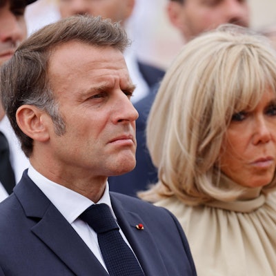 Frankreichs Präsident Emmanuel Macron und Ehefrau Brigitte zeigen sich Seite an Seite, im Flugzeug kam es zu einem handgreiflichen Zwischenfall.