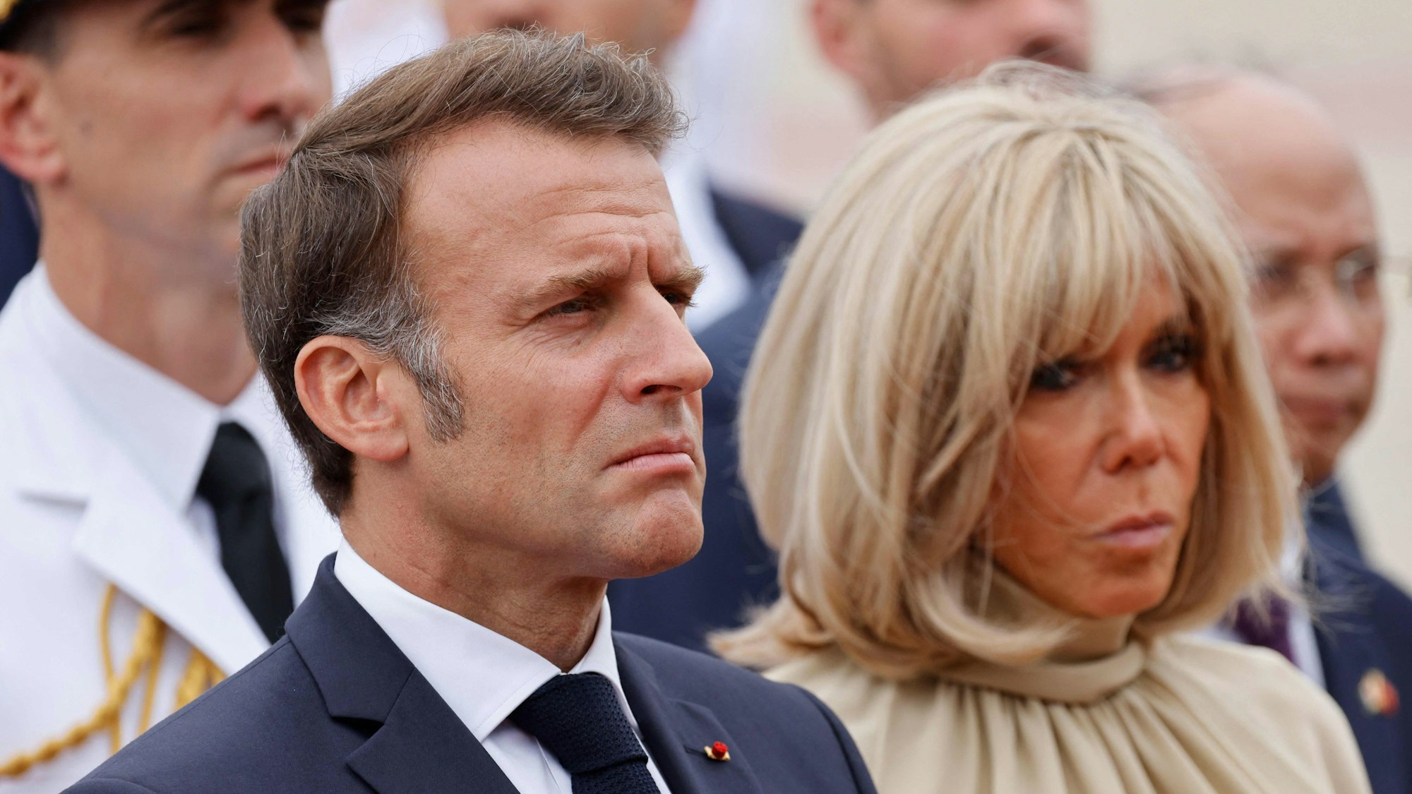 Frankreichs Präsident Emmanuel Macron und Ehefrau Brigitte zeigen sich Seite an Seite, im Flugzeug kam es zu einem handgreiflichen Zwischenfall.