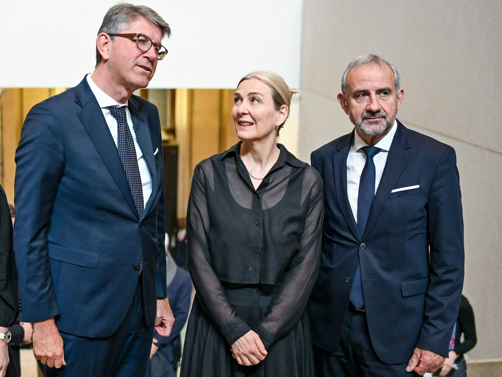 Kulturstaatsminister Wolfram Weimer (l-r), Marion Ackermann und Hermann Parzinger kommen zur Verabschiedung von Parzinger als Präsident der Stiftung Preußischer Kulturbesitz und Amtseinführung seiner Nachfolgerin in das Neue Museum.