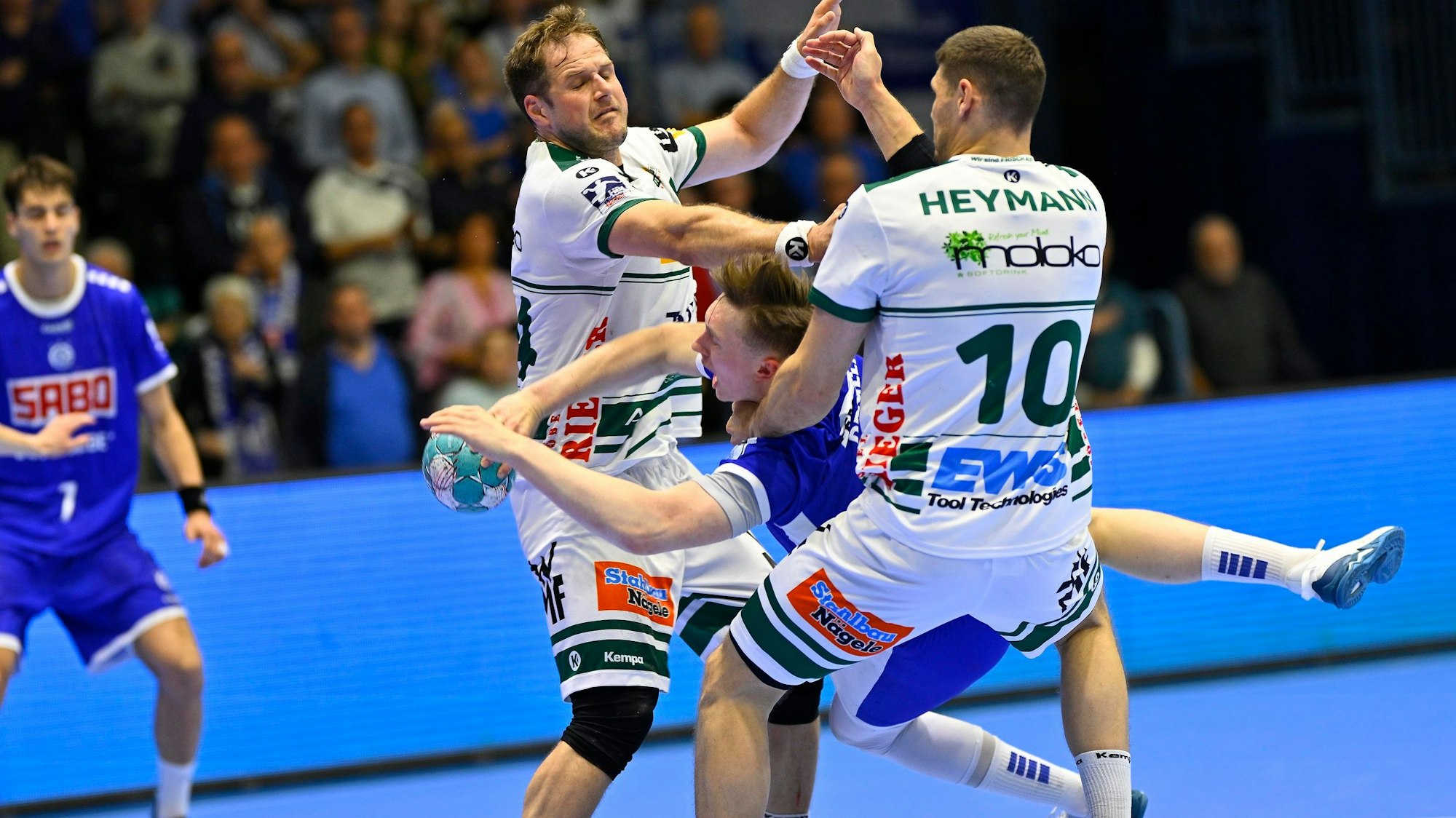 Ole Pregler kämpft sich durch die Göppinger-Abwehr.