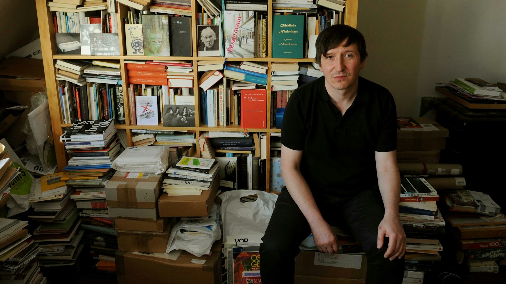 Fürs Büchermagazin Blick in die Bibliothek bei Adrian Kasnitz (Autor und Herausgeber) Richard-Wagner-Str. 18