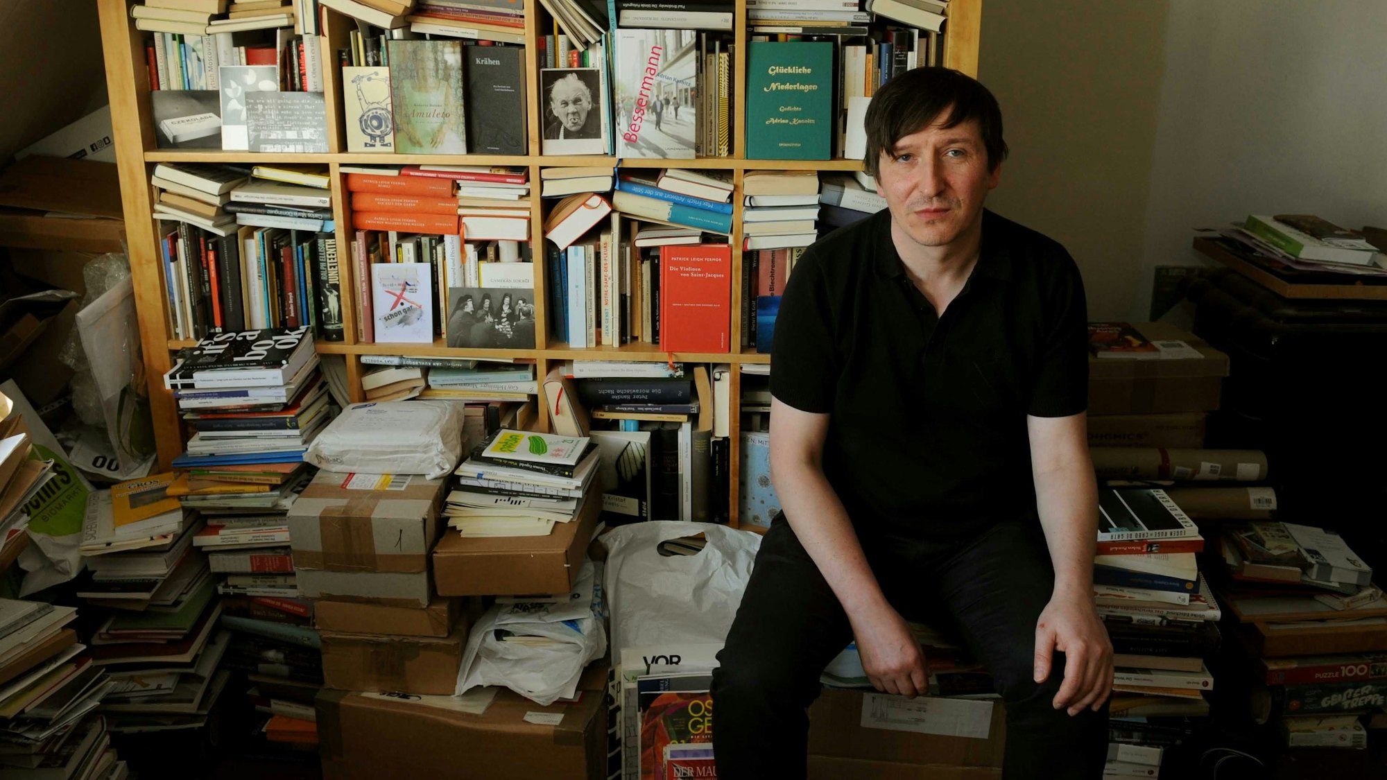 Fürs Büchermagazin Blick in die Bibliothek bei Adrian Kasnitz (Autor und Herausgeber) Richard-Wagner-Str. 18