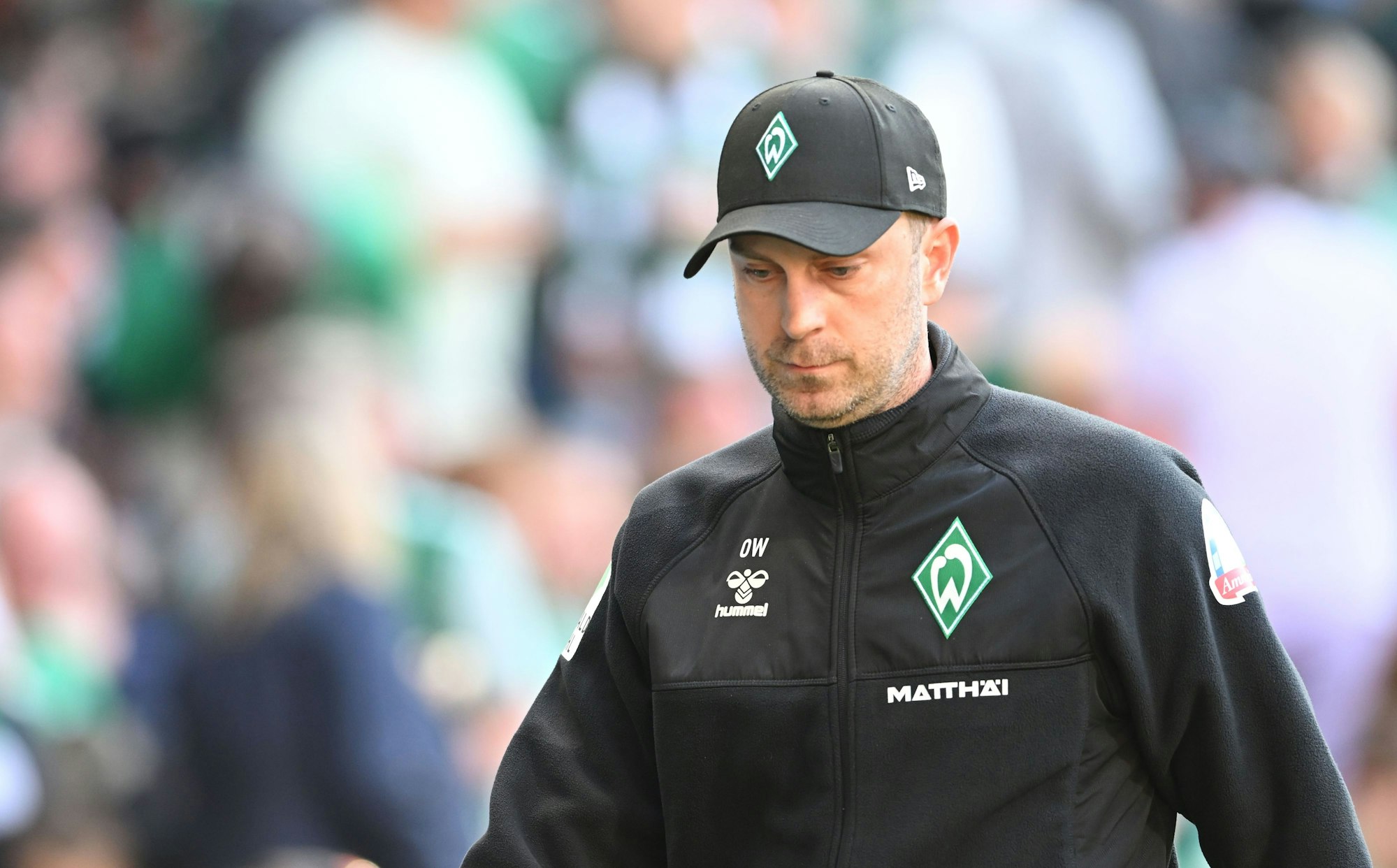 ARCHIV - 27.04.2025, Bremen: Fußball: Bundesliga, Werder Bremen - FC St. Pauli, 31. Spieltag, wohninvest Weserstadion. Werder Trainer Ole Werner geht .in die Halbzeit. (zu dpa: «Offiziell: Werder Bremen trennt sich von Trainer Werner») Foto: Carmen Jaspersen/dpa +++ dpa-Bildfunk +++