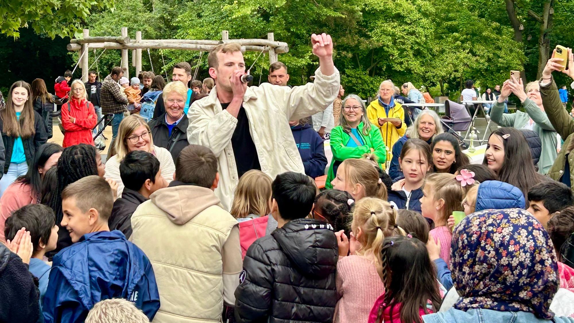 Mathieu Weiden, Sänger von Aluis, mischte sich beim Auftritt der Band unter das junge Publikum.