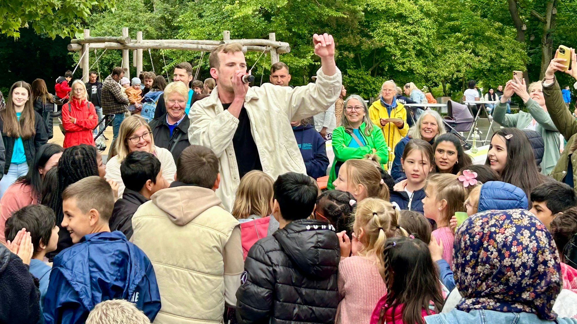 Mathieu Weiden, Sänger von Aluis, mischte sich beim Auftritt der Band unter das junge Publikum.