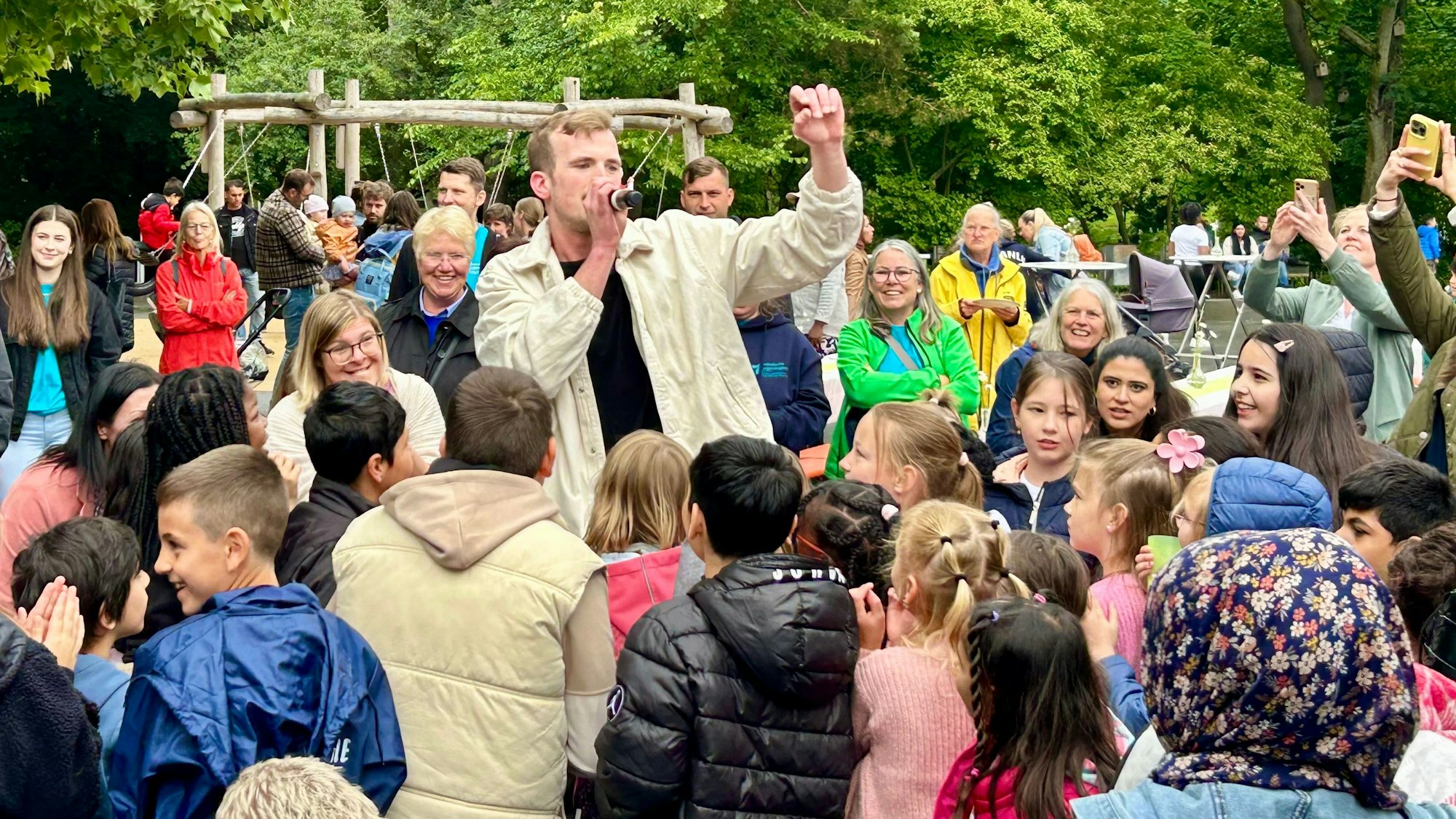 Mathieu Weiden, Sänger von Aluis,  mischte sich beim Auftritt der Band unter das junge Publikum.