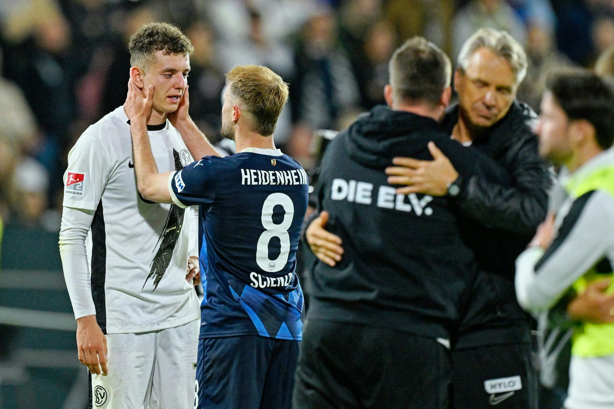 Erst Siegtorschütze, dann Tröster: Scienza muntert Asllani auf.