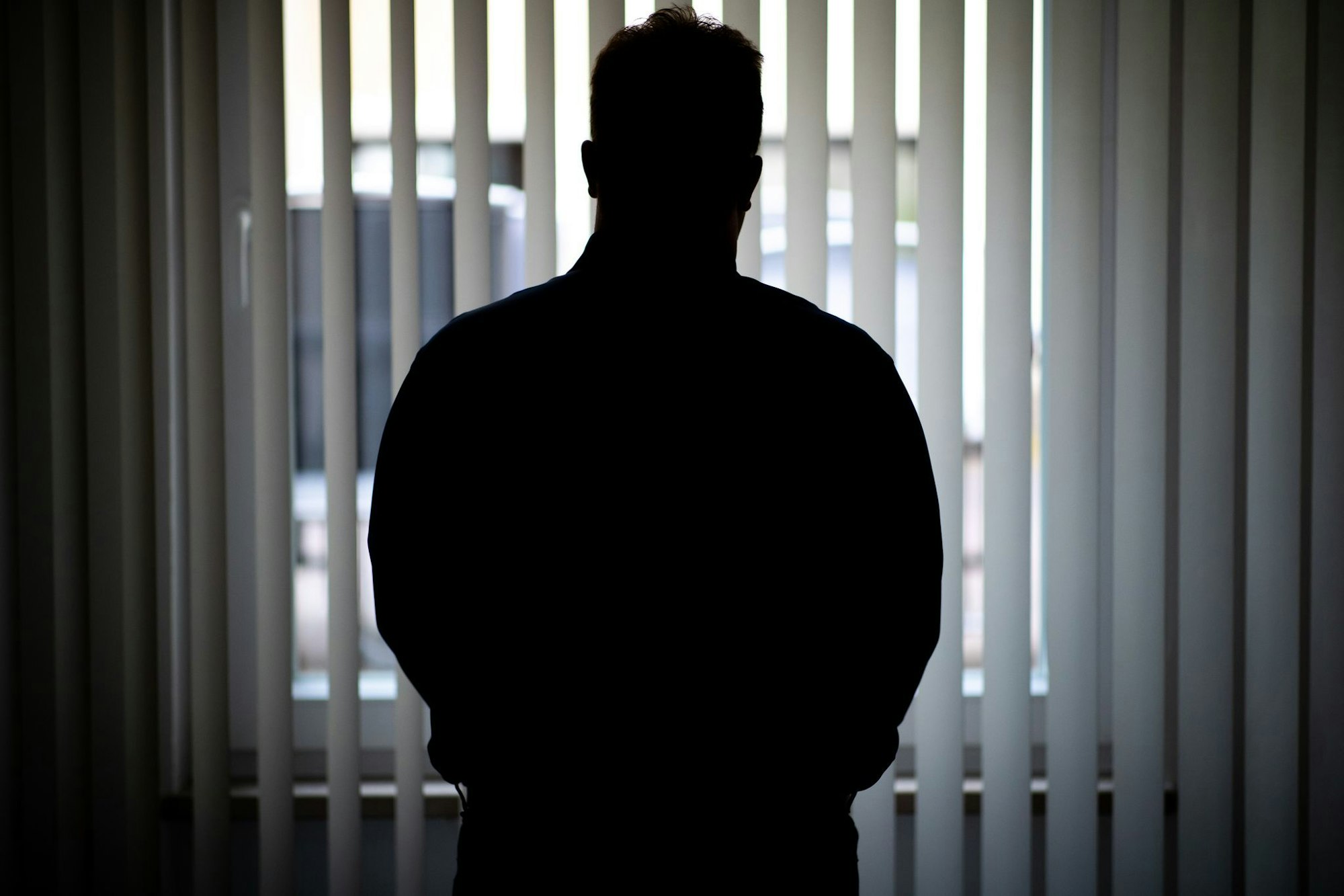 Scham und Stereotype verhindern Hilfe: Viele Männer sprechen nicht über ihre Erfahrungen aus Angst, nicht ernst genommen zu werden. Doch es gibt Hilfe.