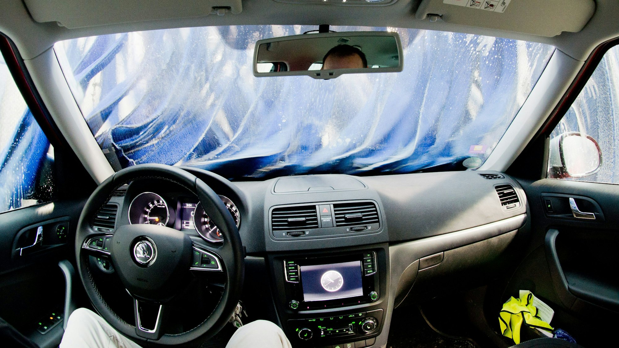 Ein Pkw fährt durch eine Waschstraße. Bislang ist das in NRW sonntags nicht erlaubt.