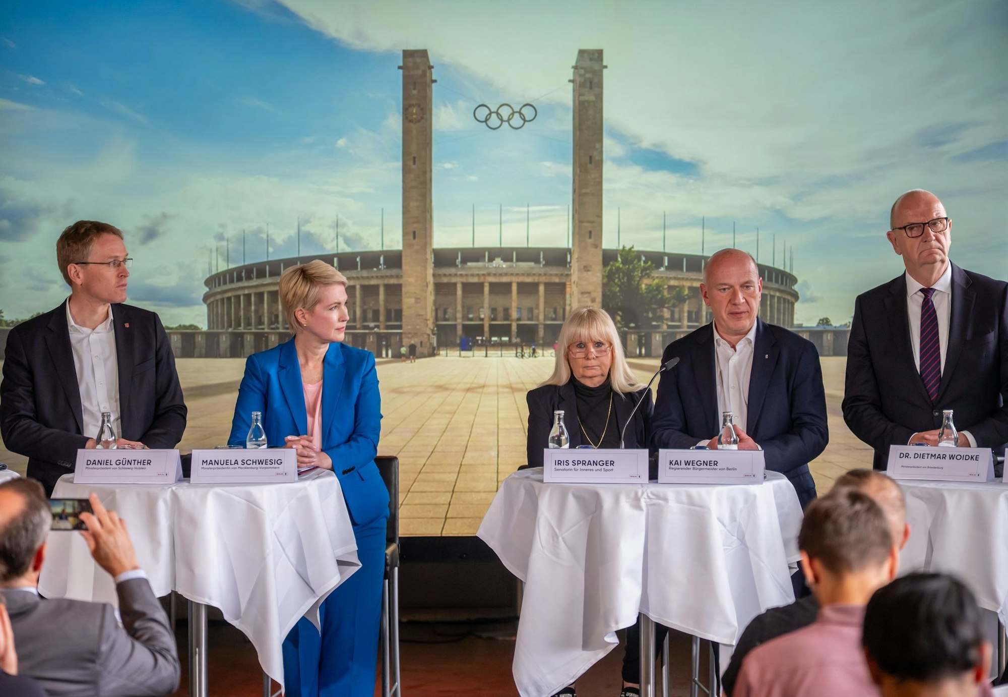 Verschiedene Politikerinnen und Politiker stellen am Dienstag die Olympia-Bewerbung vor