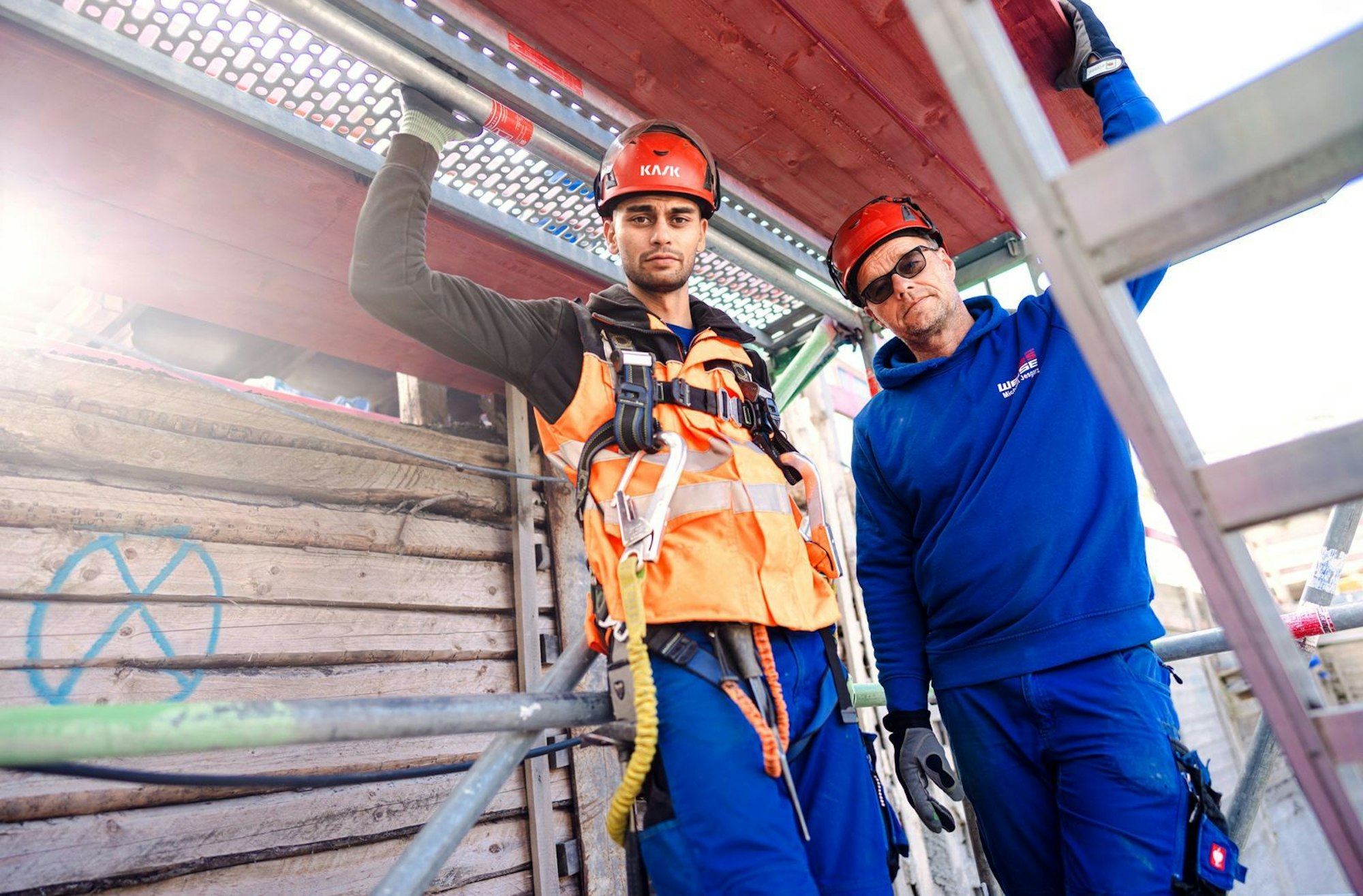 Vadzhib (links) macht in Dortmund eine Ausbildung zum Gerüstbauer. Sein Ausbilder Michael steht ihm stets zur Seite. (Bild: WDR/Ben Knabe)