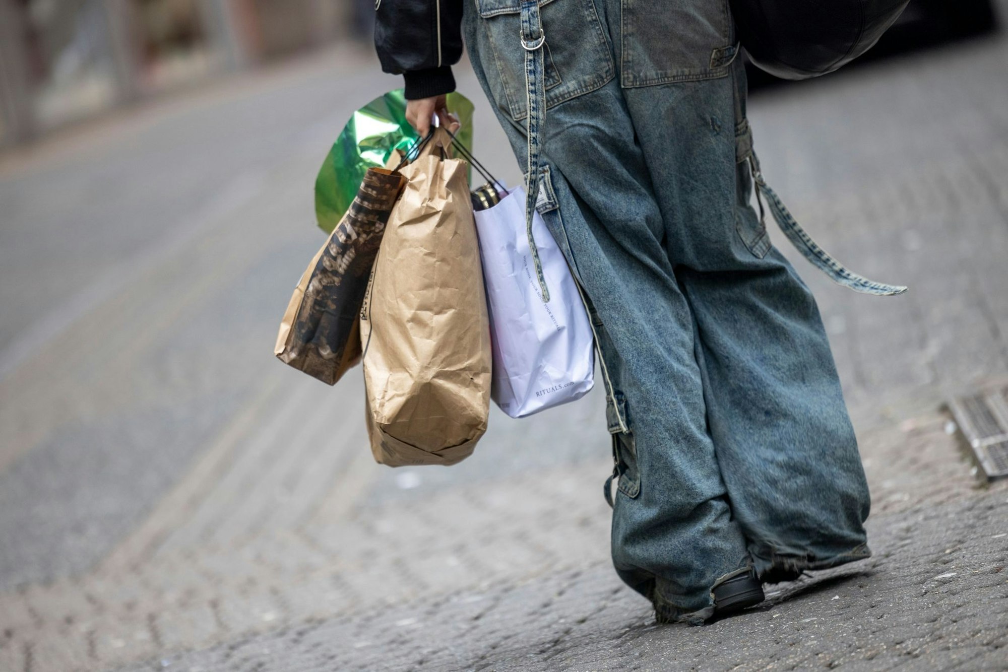 Viele Verbraucher legen ihr Geld lieber auf die hohe Kante.