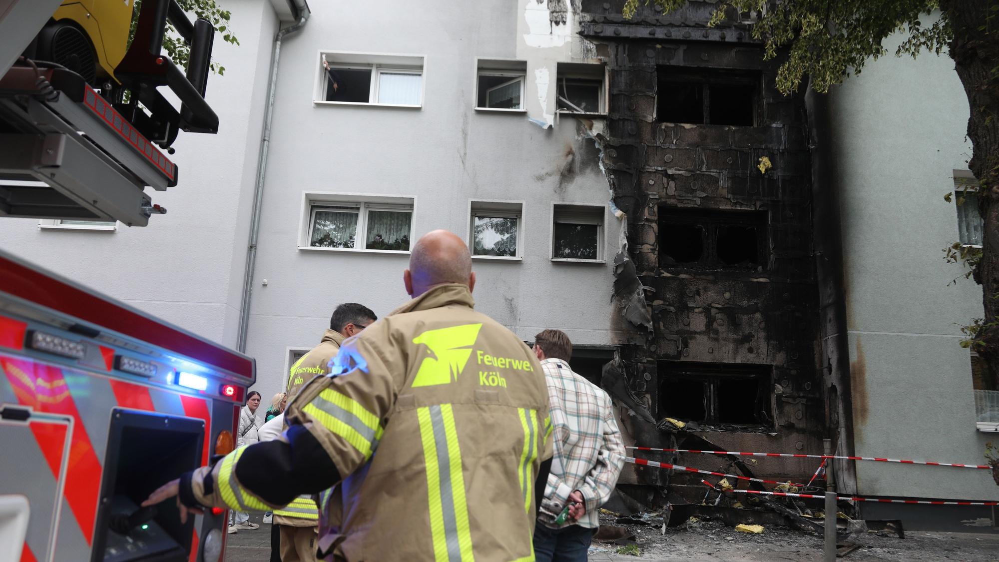 27.05.2025, Köln: In der Nacht zu Dienstag (27. Mai) ist ein Feuer in Köln-Raderberg ausgebrochen. Die Feuerwehr wurde gegen 2 Uhr über die Polizei alarmiert. Nach ersten Erkenntnissen brannte ein Motorroller vor einem Mehrfamilienhaus an der Brühler Straße. Foto: Arton Krasniqi