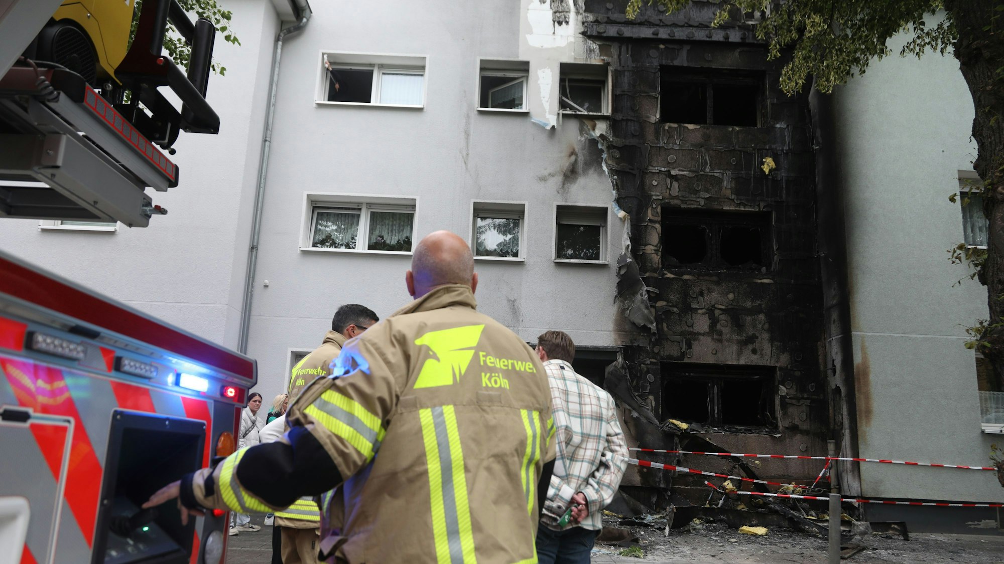 27.05.2025, Köln: In der Nacht zu Dienstag (27. Mai) ist ein Feuer in Köln-Raderberg ausgebrochen. Die Feuerwehr wurde gegen 2 Uhr über die Polizei alarmiert. Nach ersten Erkenntnissen brannte ein Motorroller vor einem Mehrfamilienhaus an der Brühler Straße. Foto: Arton Krasniqi
