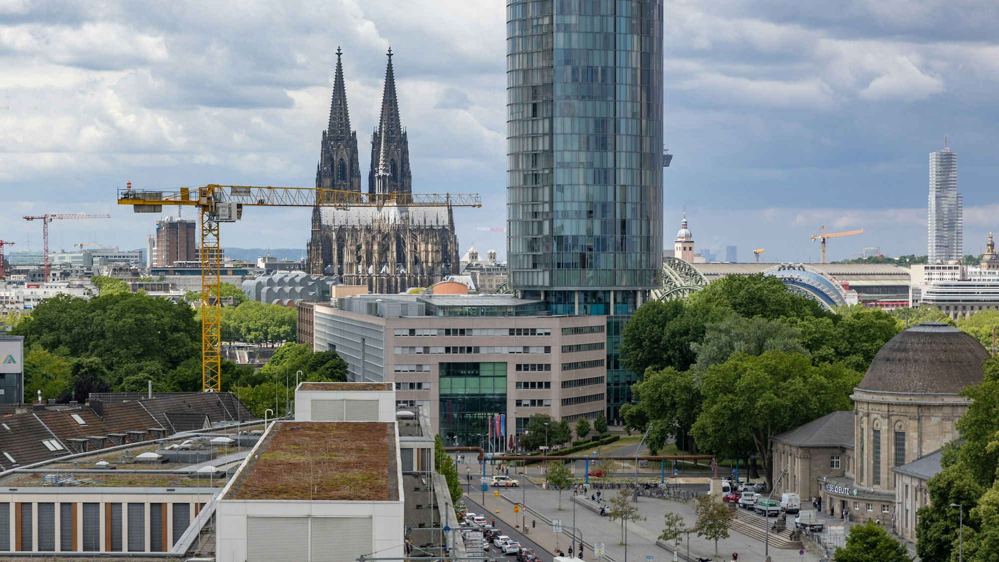 Köln im Mai: Blick auf Deutz mit Bahnhof, LVR-Turm und Dom vom Stadthaus aus fotografiert.