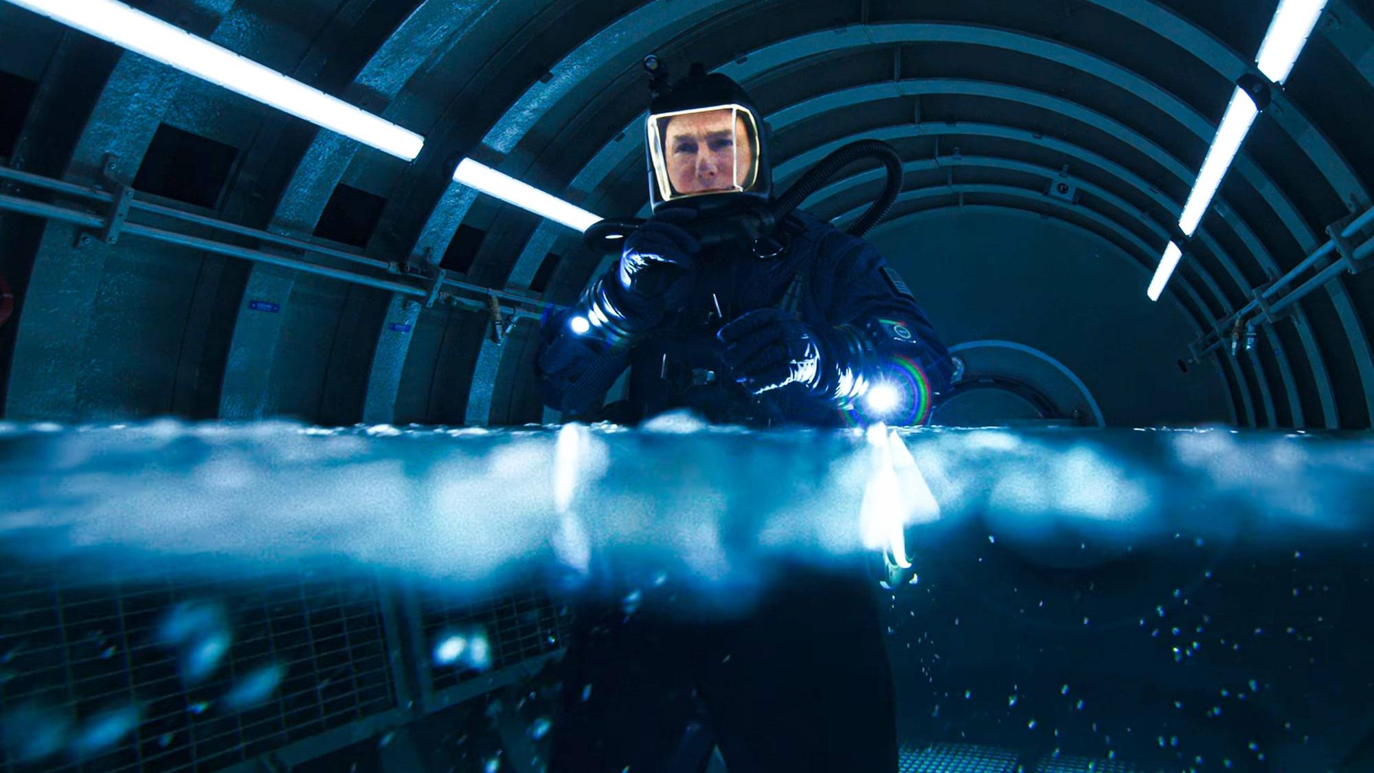 Tom Cruise macht sich in „Mission Impossible: The Final Reckoning“ als Ethan Hunt in einer U-Boot-Schleuse zum Tauchgang bereit