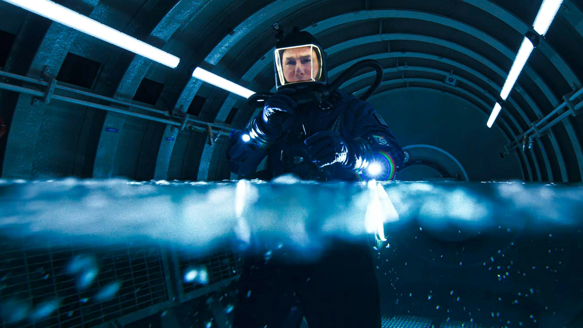 Tom Cruise macht sich in „Mission Impossible: The Final Reckoning“ als Ethan Hunt in einer U-Boot-Schleuse zum Tauchgang bereit