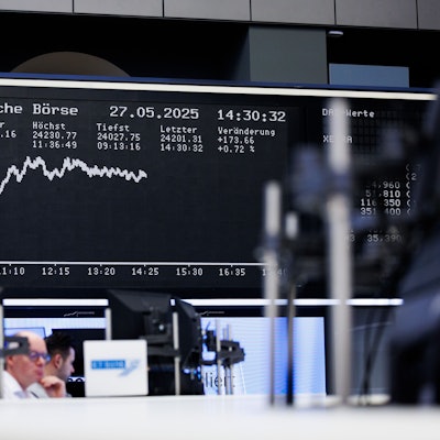 27.05.2025, Hessen, Frankfurt/Main: Ein Aktienhändler an der Börse beobachtet die Kursentwicklung auf seinem Monitor. Der Dax hat am Dienstag erneut einen Rekord aufgestellt. Foto: Lando Hass/dpa +++ dpa-Bildfunk +++