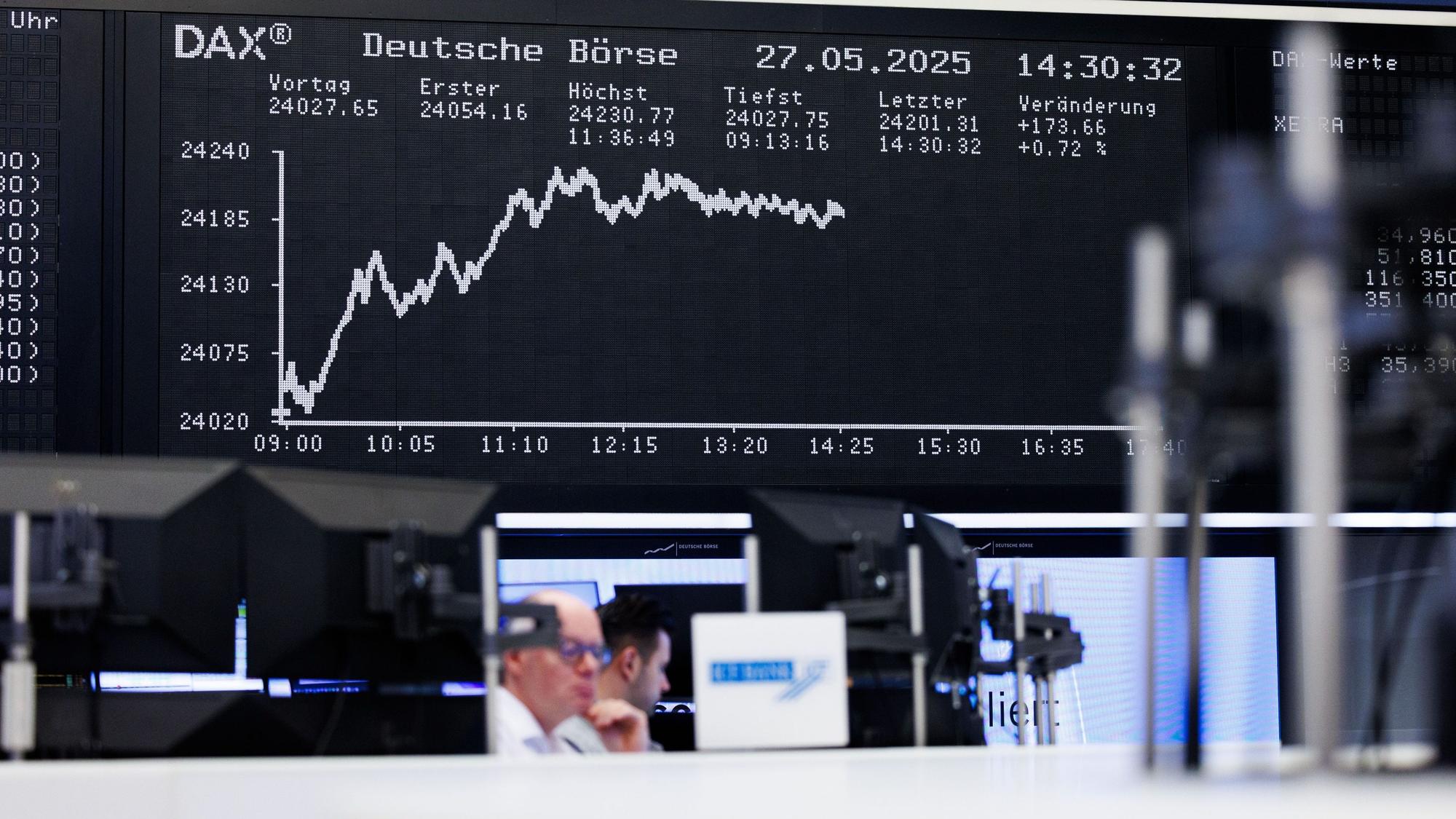 27.05.2025, Hessen, Frankfurt/Main: Ein Aktienhändler an der Börse beobachtet die Kursentwicklung auf seinem Monitor. Der Dax hat am Dienstag erneut einen Rekord aufgestellt. Foto: Lando Hass/dpa +++ dpa-Bildfunk +++