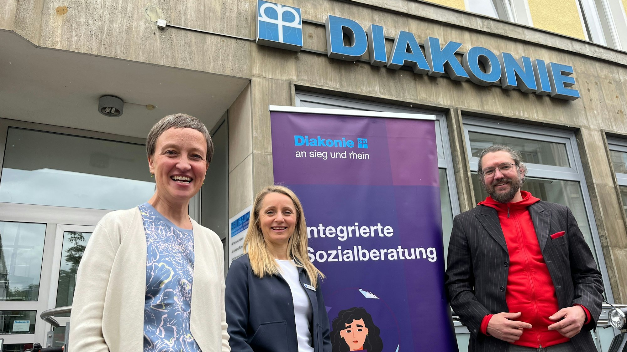 Die Diakonie an Sieg und Rhein will die Integrierte Sozialberatung entwickeln, als innovatives Digitalisierungsangebot mit Präsenz. Fachbereichsleiterin Michaela Teigelmeister, Koordinatorin Rosa Havermann und Geschäftsführer Patrick Ehmann stellten das Projekt vor.