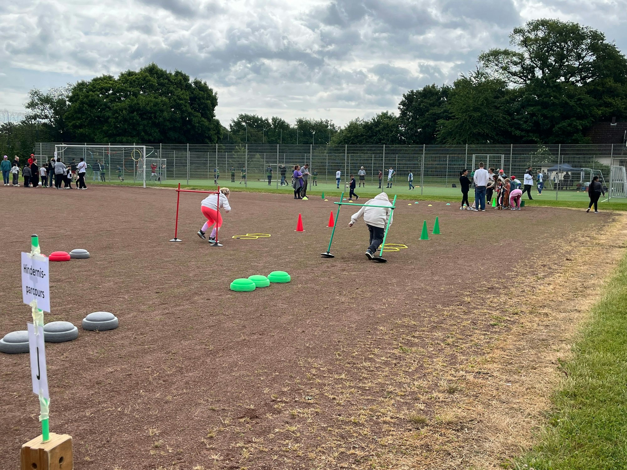 Kinder bei Hindernisparcours.