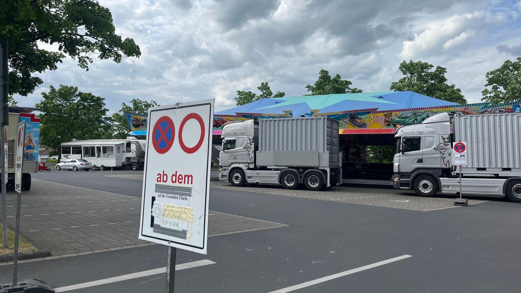 Seit Montag wird die Altstadtkirmes auf dem Geistinger Platz in Hennef-Geistingen aufgebaut.