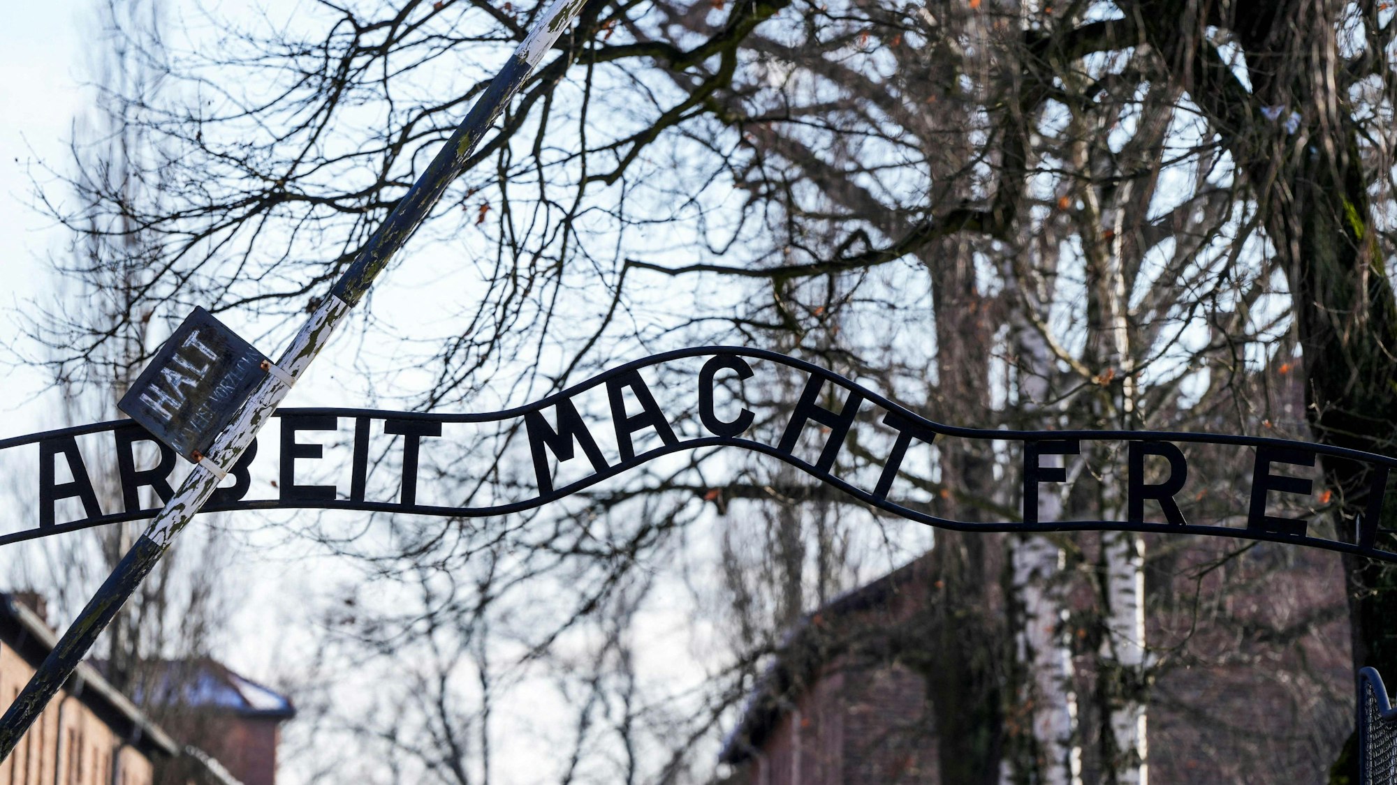 Das Tor zum KZ Auschwitz-Birkenau mit dem Schriftzug „Arbeit macht frei“