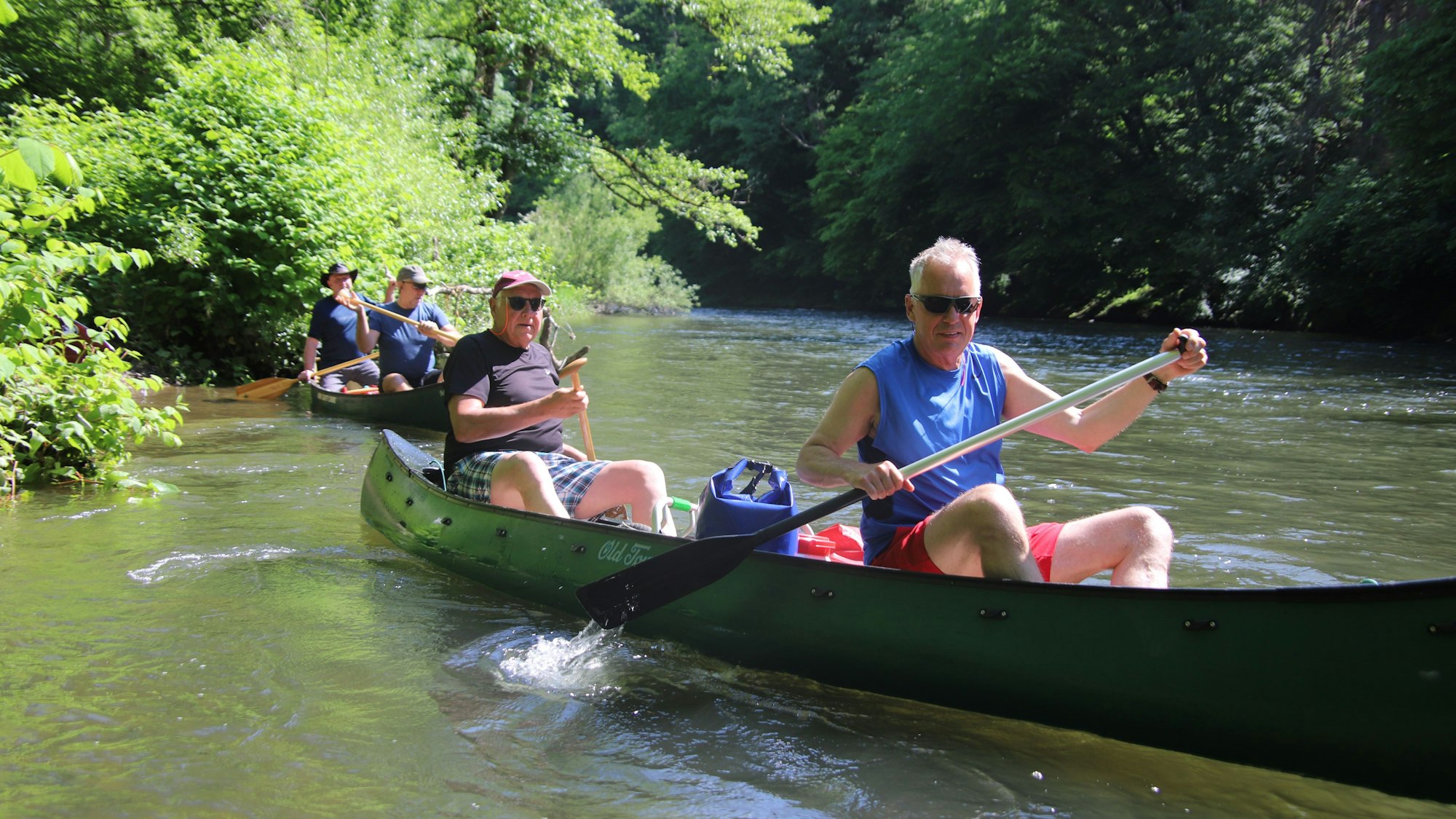 Männer fahren mit Kanus auf der Sieg.
