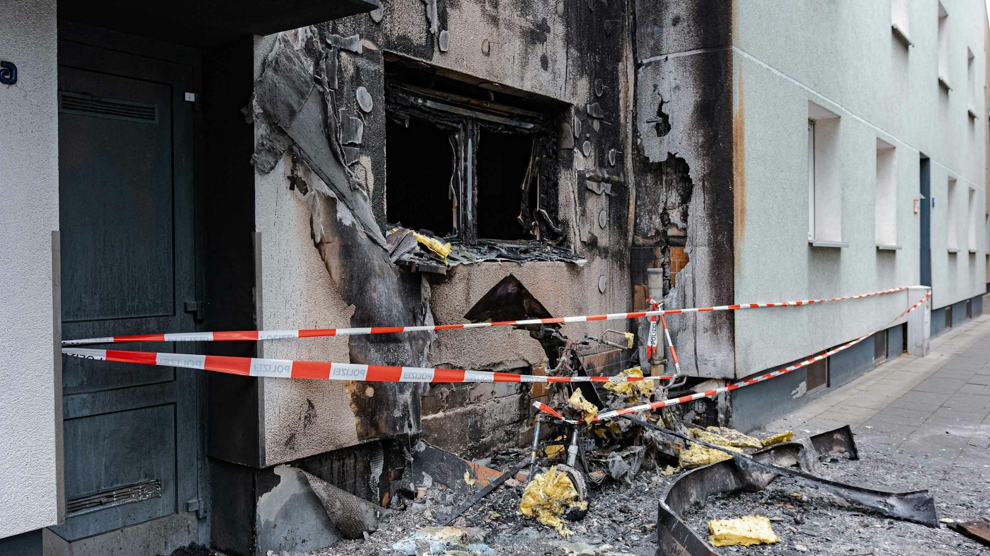 Der Brand brach am Dienstag (27.5.) gegen 1.45 Uhr in der Brühler Straße in Köln-Raderberg aus.