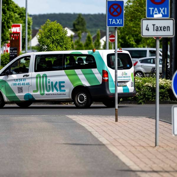 Das Bild zeigt ein Großraumtaxi, das als „Mike“ am Mechernicher Bahnhof unterwegs ist.