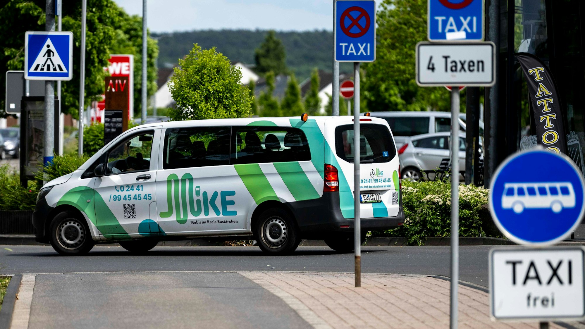 Das Bild zeigt ein Großraumtaxi, das als „Mike“ am Mechernicher Bahnhof unterwegs ist.