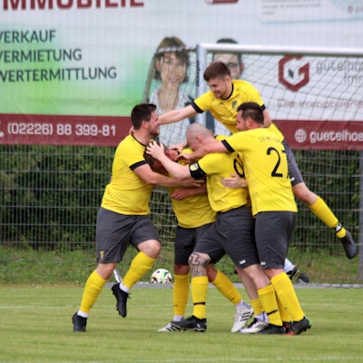 Inmitten der Jubeltraube ist Benedikt Weber, Torschütze zum 1:0.