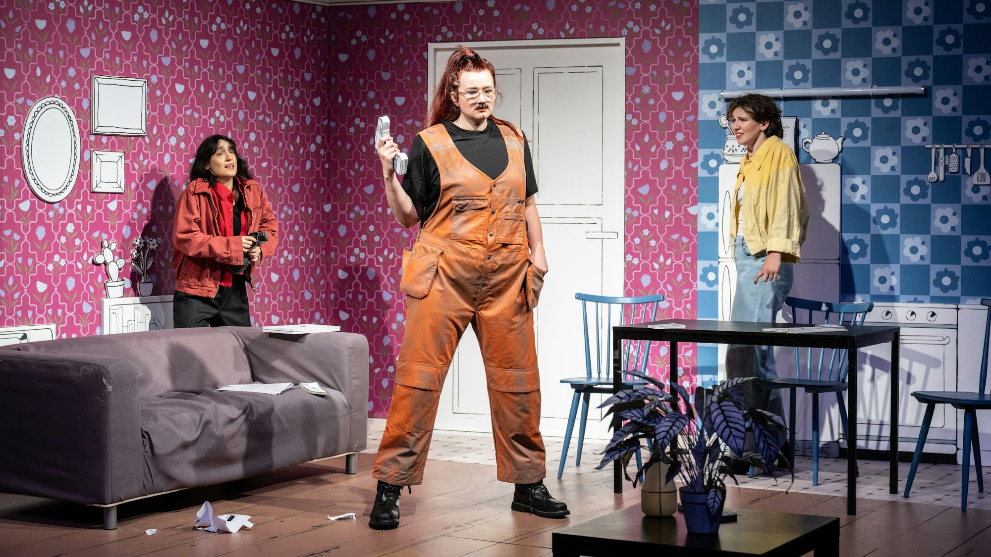 Horrorszenario: Statt der Küchenplatte werden durch die Verkettung ungünstiger Umstände Mini und Miki vom Monteur an die Wand getackert.