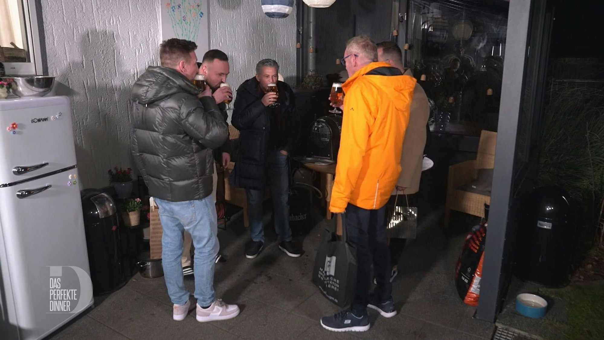 Die Männerrunde gönnt ich erst mal ein Bierchen auf der Terrasse. Von links: Mike, Paul, Francesco, Uli und Flo.
(Bild: RTL)