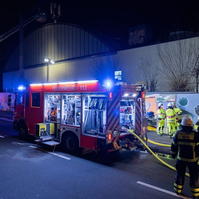 15.03.2022, Nordrhein-Westfalen, Köln: Einsatzkräfte der Feuerwehr arbeiten am Tropenhaus des Kölner Zoos. Im Kölner Zoo ist am Dienstagabend ein Feuer im Tropenhaus ausgebrochen. Anwohner hätten gegen 18.20 Uhr Rauch über dem Zoo gemeldet, sagte eine Sprecherin der Feuerwehr. Vermutlich sei Futter in Brand geraten. Mehr als 50 Einsatzkräfte seien vor Ort. Foto: Rolf Vennenbernd/dpa +++ dpa-Bildfunk +++