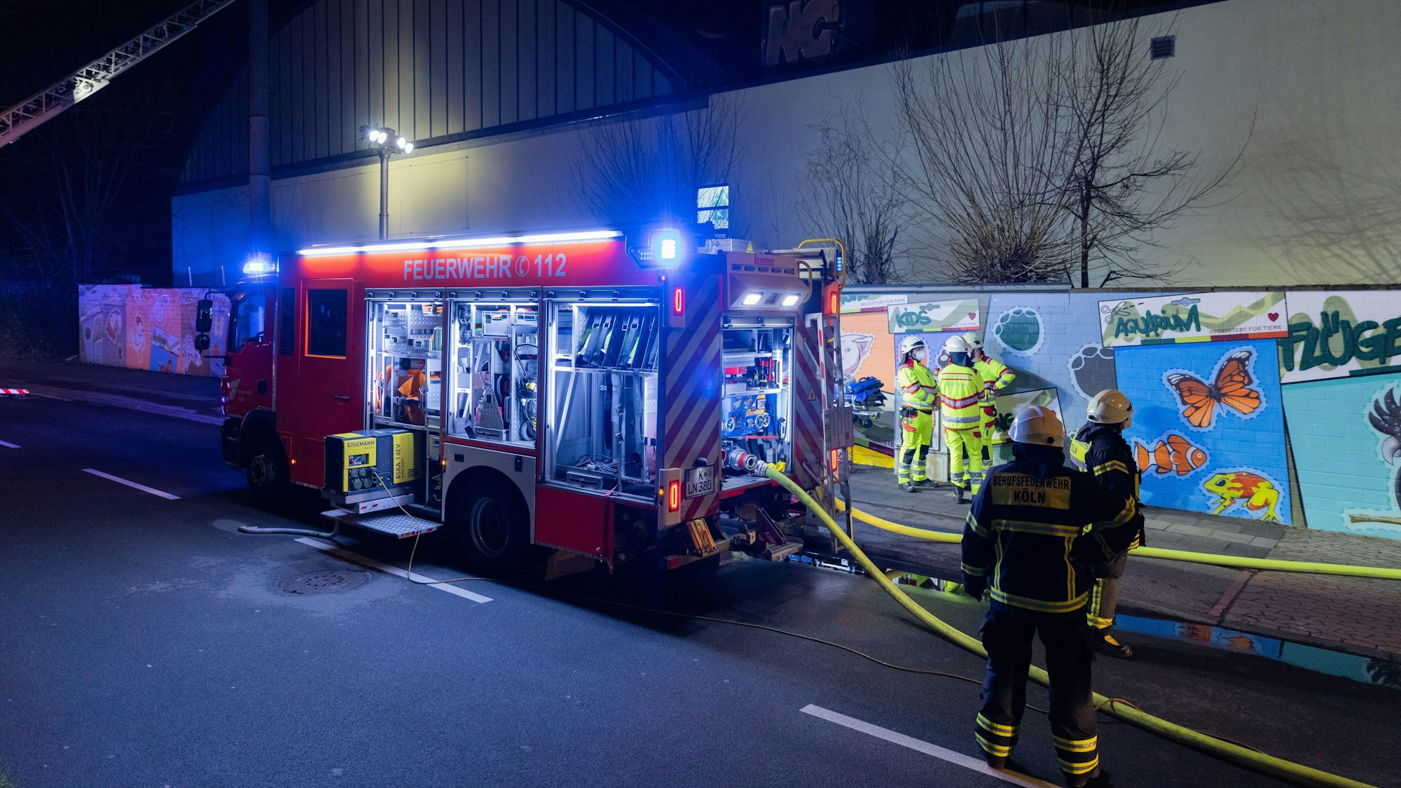 15.03.2022, Nordrhein-Westfalen, Köln: Einsatzkräfte der Feuerwehr arbeiten am Tropenhaus des Kölner Zoos. Im Kölner Zoo ist am Dienstagabend ein Feuer im Tropenhaus ausgebrochen. Anwohner hätten gegen 18.20 Uhr Rauch über dem Zoo gemeldet, sagte eine Sprecherin der Feuerwehr. Vermutlich sei Futter in Brand geraten. Mehr als 50 Einsatzkräfte seien vor Ort. Foto: Rolf Vennenbernd/dpa +++ dpa-Bildfunk +++
