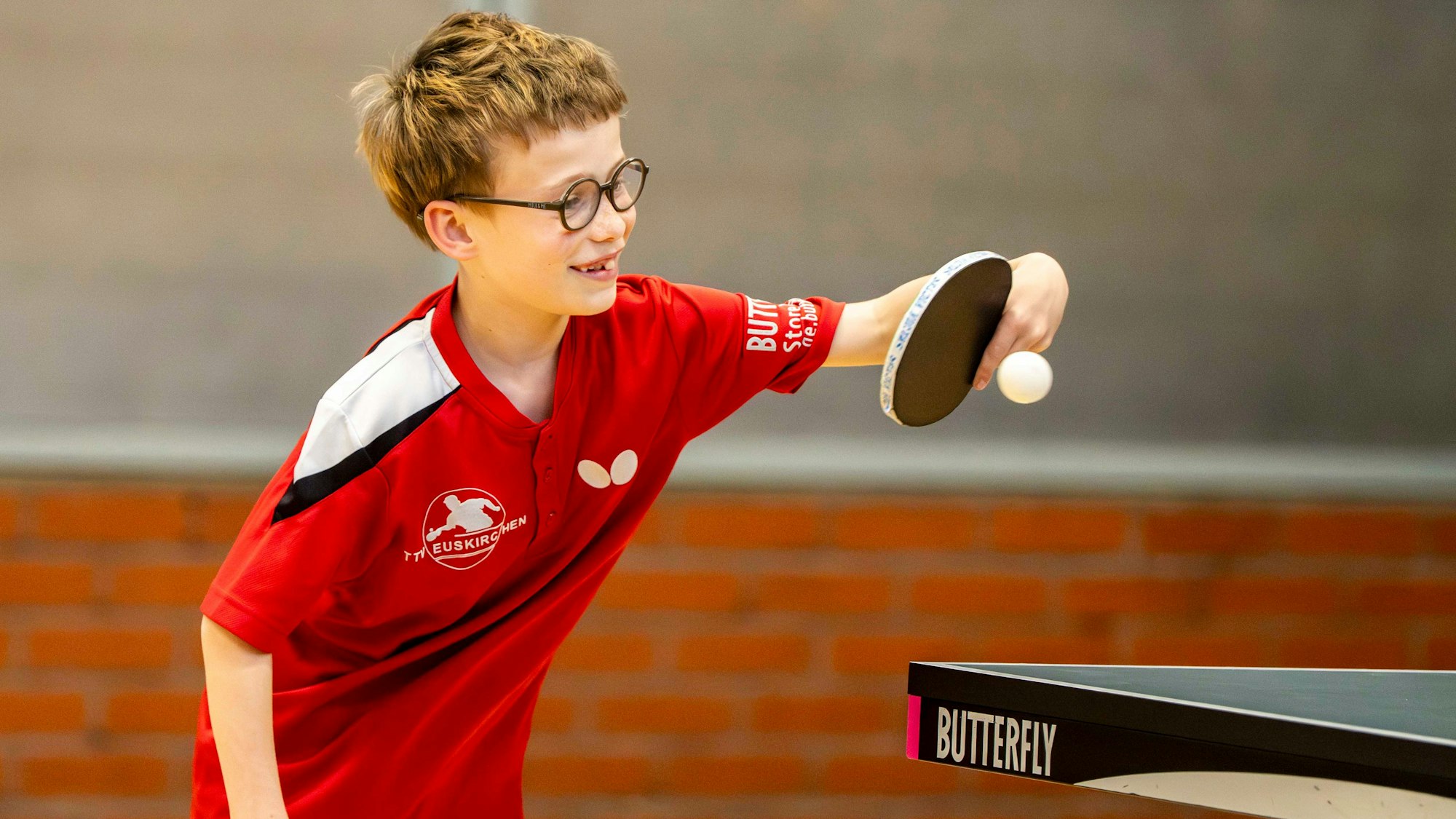 Das Bild zeigt Jonas Schmaul-Klaiber bei der Rückhand.