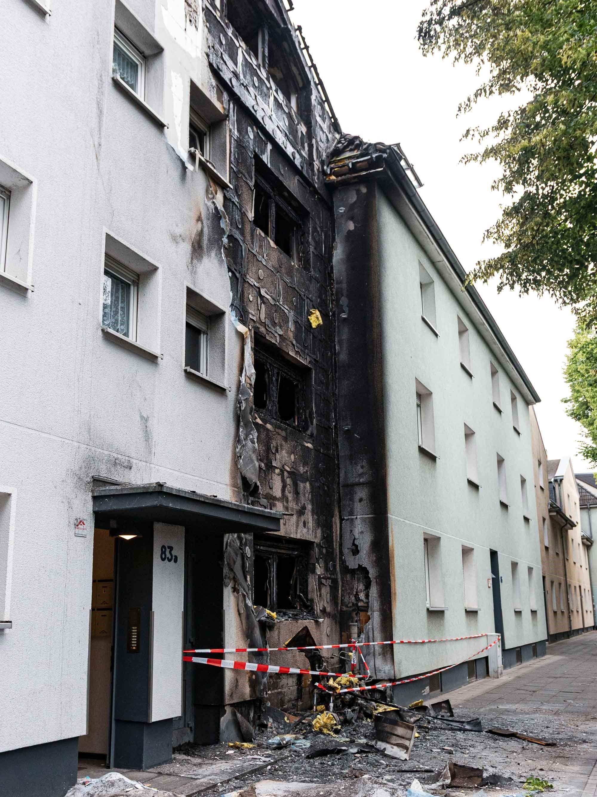 Die Flammen breiteten sich rasend schnell auf der Fassade nach oben aus.