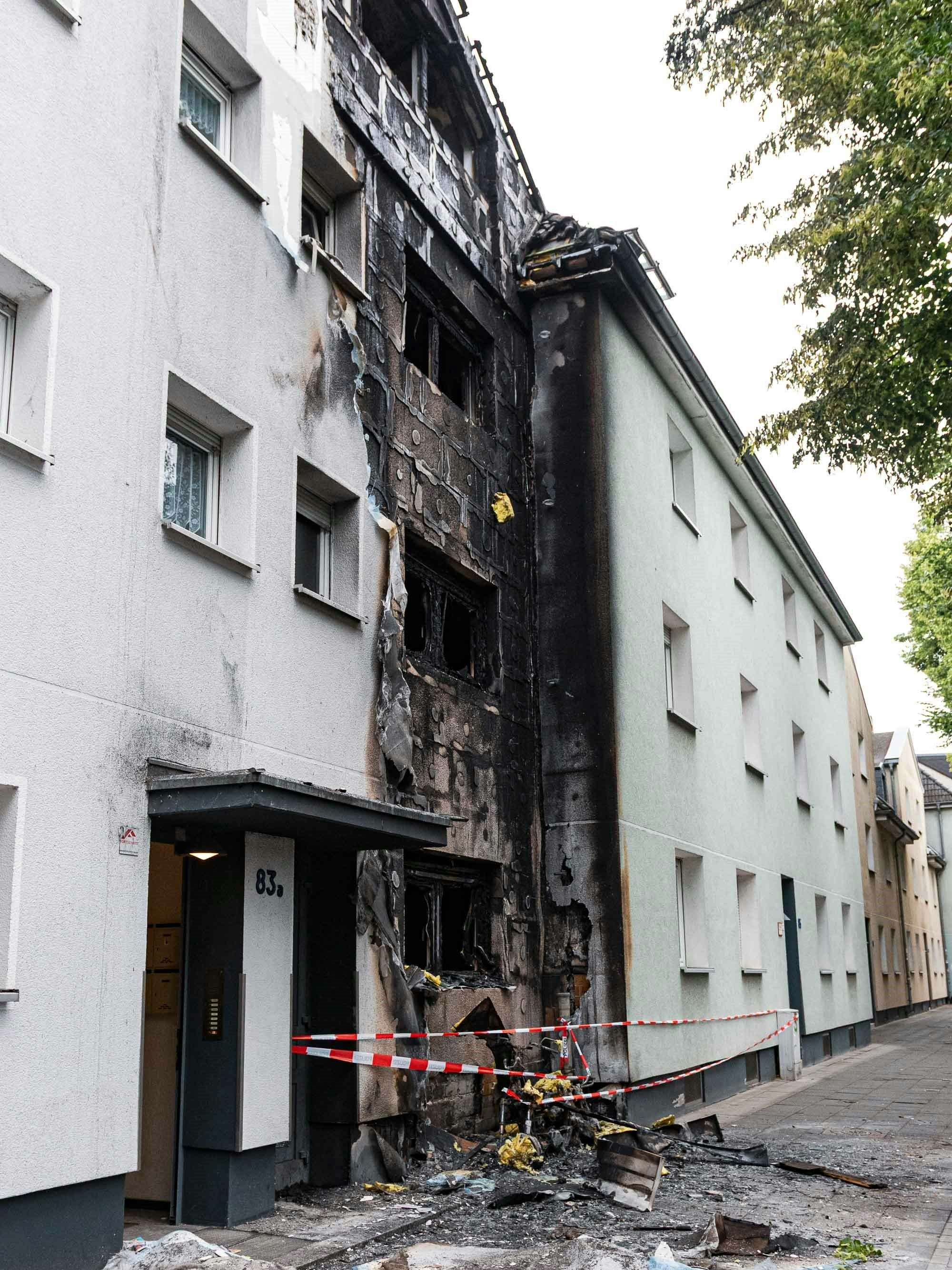 Die Flammen breiteten sich rasend schnell auf der Fassade nach oben aus.