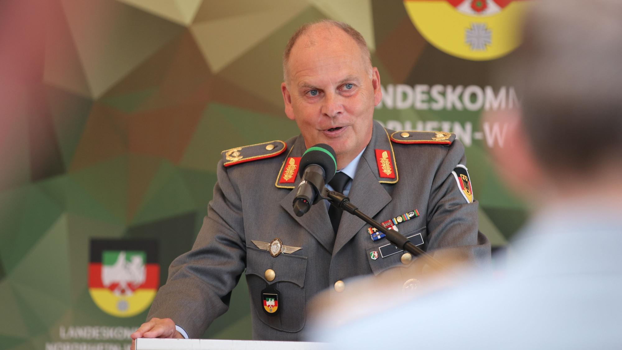 Brigadegeneral Hans-Dieter Müller, Kommandeur Landeskommando NRW, rät den Bürgern, Vorräte für den Notfall anzulegen.